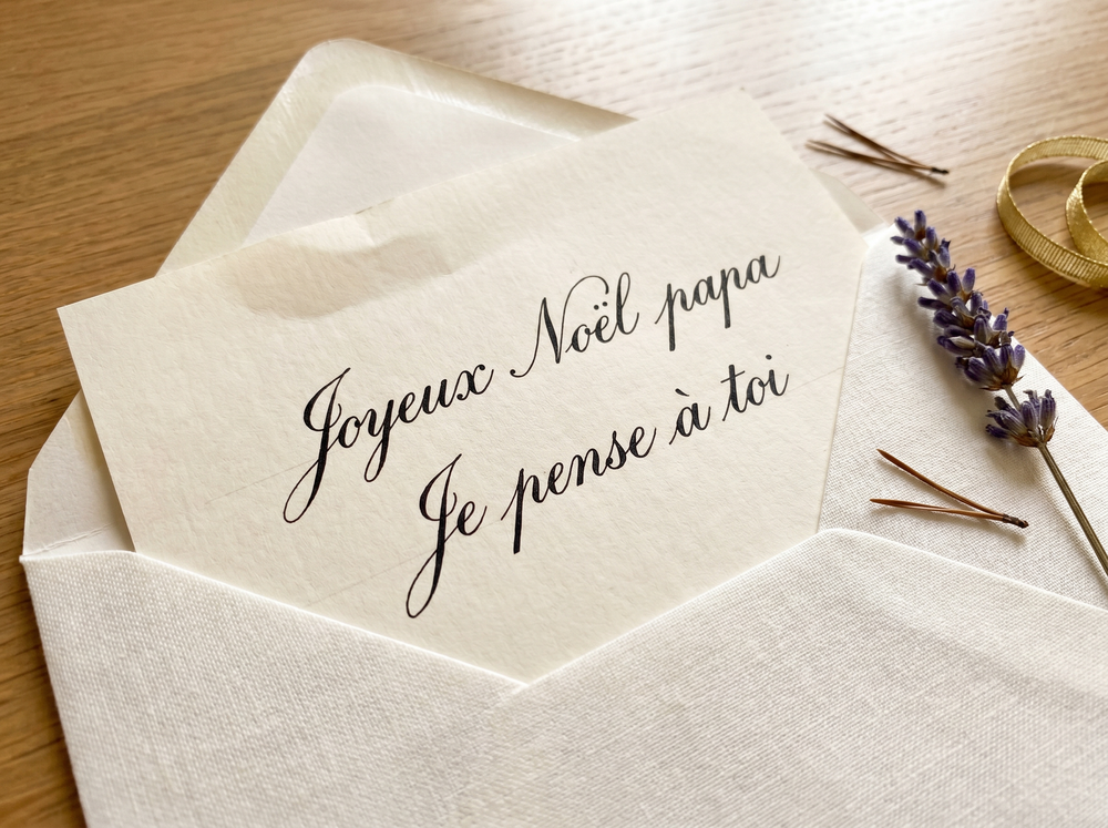 Mot manuscrit Joyeux Noël papa, Je pense à toi, dans une enveloppe blanche entourée de lavande